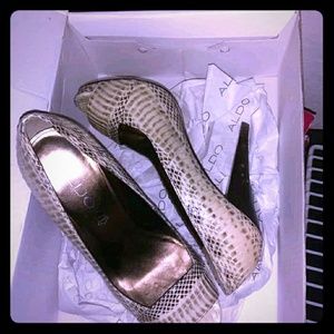 SHOES FAMOUS BRANDS.. SIZE 6.5